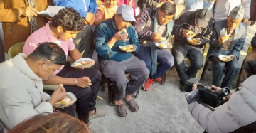 पाेखरामा मह खाने प्रतियोगिता, जीवनाथ लामिछानेले जिते पहिलाे पुरस्कार